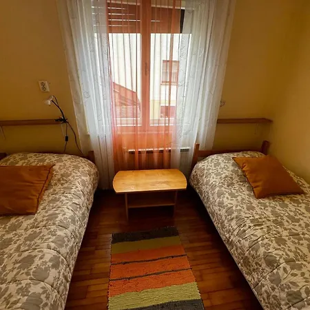 Δωμάτια σε οικογενειακή κατοικία Apartma Cerknica